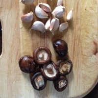 五花肉炖蘑菇的做法图解2