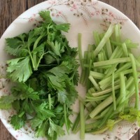 芹菜炒土豆片的做法图解1