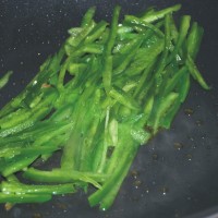 洋葱炒鱿鱼须的做法图解2