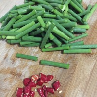 川味熏肠炒蒜苔的做法图解1