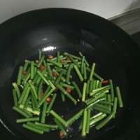 川味熏肠炒蒜苔的做法图解4