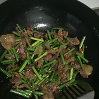川味熏肠炒蒜苔的做法图解5