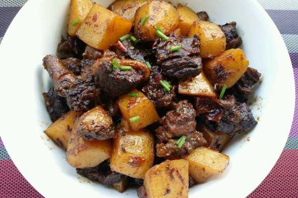 土豆烧牛肉的做法