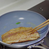煎烤鲷鱼柳(罗非鱼柳)的做法图解3