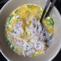 虾苗煎鸡蛋的做法图解2
