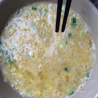 虾苗煎鸡蛋的做法图解3