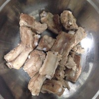 排骨山药养生汤的做法图解1