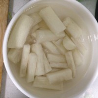 排骨山药养生汤的做法图解2