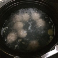 白菜肉丸粉丝煲的做法图解3