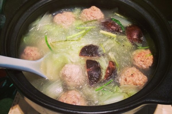 白菜肉丸粉丝煲的做法
