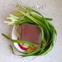 羊血炒韭菜的做法图解1
