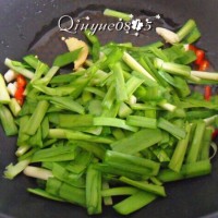 羊血炒韭菜的做法图解5