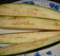 微波烤茄子的做法图解1