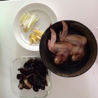冬菇木耳蒸鸡翅(鸡腿)的做法图解1