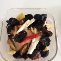 冬菇木耳蒸鸡翅(鸡腿)的做法图解2