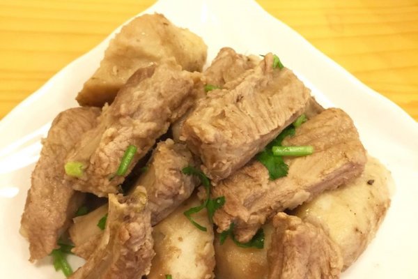 芋头烧排骨的做法