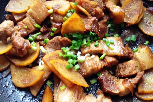 土豆五花肉的做法