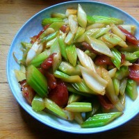 西芹炒香肠的做法图解3