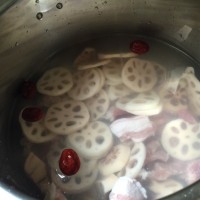快手靓汤--莲藕猪骨汤的做法图解4