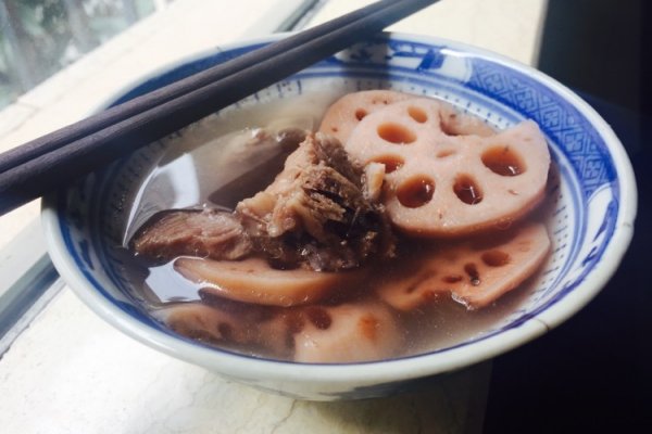 快手靓汤--莲藕猪骨汤的做法