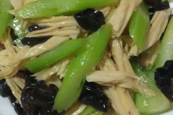 芹菜炒腐竹木耳----小丽家常菜的做法