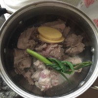 滋补菇类骨头汤的做法图解3