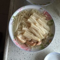 滋补菇类骨头汤的做法图解5