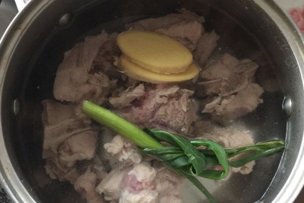 滋补菇类骨头汤的做法