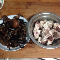美容护眼~榛蘑炖排骨的做法图解1