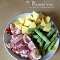 土豆炖豆角的做法图解1