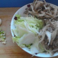 蚝油蘑菇炒白菜的做法图解1