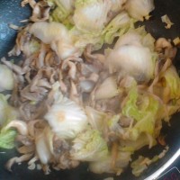 蚝油蘑菇炒白菜的做法图解7