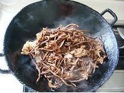 茶树菇干锅鸡的做法图解3