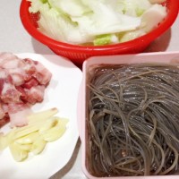 白菜猪肉炖粉条的做法图解1