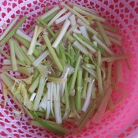 芹菜肉丝的做法图解1
