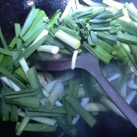 大蒜叶炒千张的做法图解6