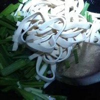 大蒜叶炒千张的做法图解7