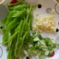 辣椒炒肉的做法图解1