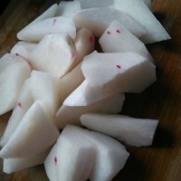 莲藕萝卜猪脚汤的做法图解2