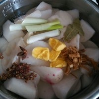 莲藕萝卜猪脚汤的做法图解5