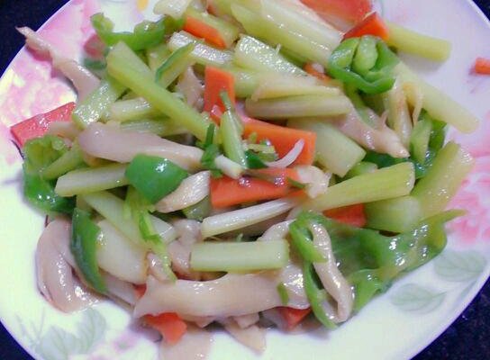 超好吃的芹菜~素炒香芹的做法