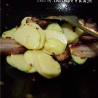 香辣菜:土豆腊肉的做法图解7