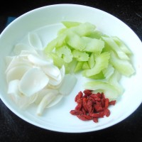 百合西芹炒肉片的做法图解4