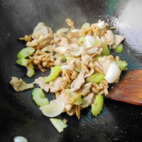 百合西芹炒肉片的做法图解8