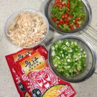 鲜辣榨菜虾皮的做法图解1
