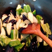 青椒炒茄子——少油健康版的做法图解5