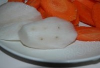 胡萝卜羊肉汤的做法图解2