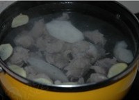 胡萝卜羊肉汤的做法图解3
