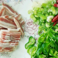 五花肉黄豆芽青椒炒粉条的做法图解2