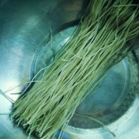 五花肉黄豆芽青椒炒粉条的做法图解3